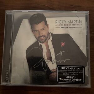 Ricky Martin- a quien quiera eschuchar hand signed in sharpie CD